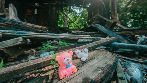 VIDEO ⟩ 150 gadus vecā ēkā izceļas ugunsgrēks, uz vairākām stundām pazūd viens no nama iemītniekiem