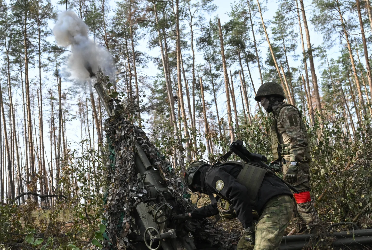 Vene sõdurid tulistamas miinipildujast Ukraina positsioonide suunal teadmata kohas Ukrainas 7. oktoobril 2023. aastal.
