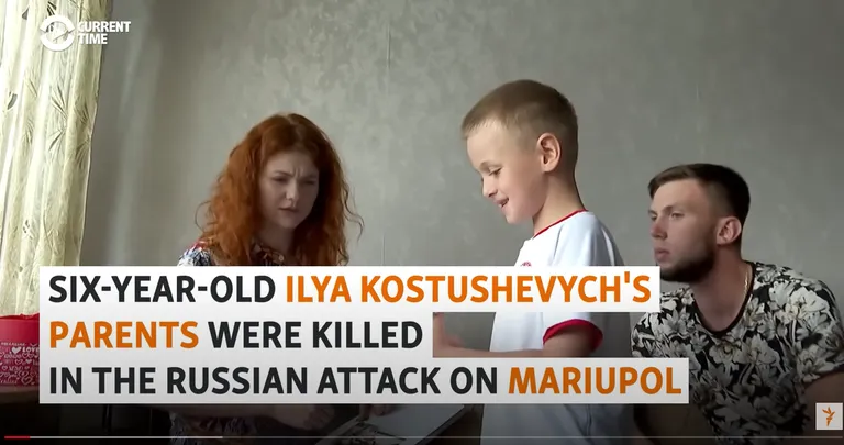 Ukraina sõjas Mariupolis orvuks jäänud kuueaastane Ilja Kostuševitš sai endale uued vanemad, Maria Bespalaja ja Vladimir Bespalovi