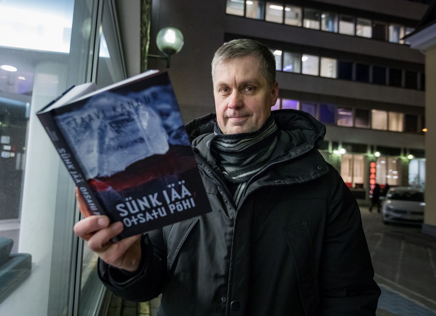 Kirjanik Taavi Kangur ja tema uus krimiromaan «Sünk jää, otsatu põhi».