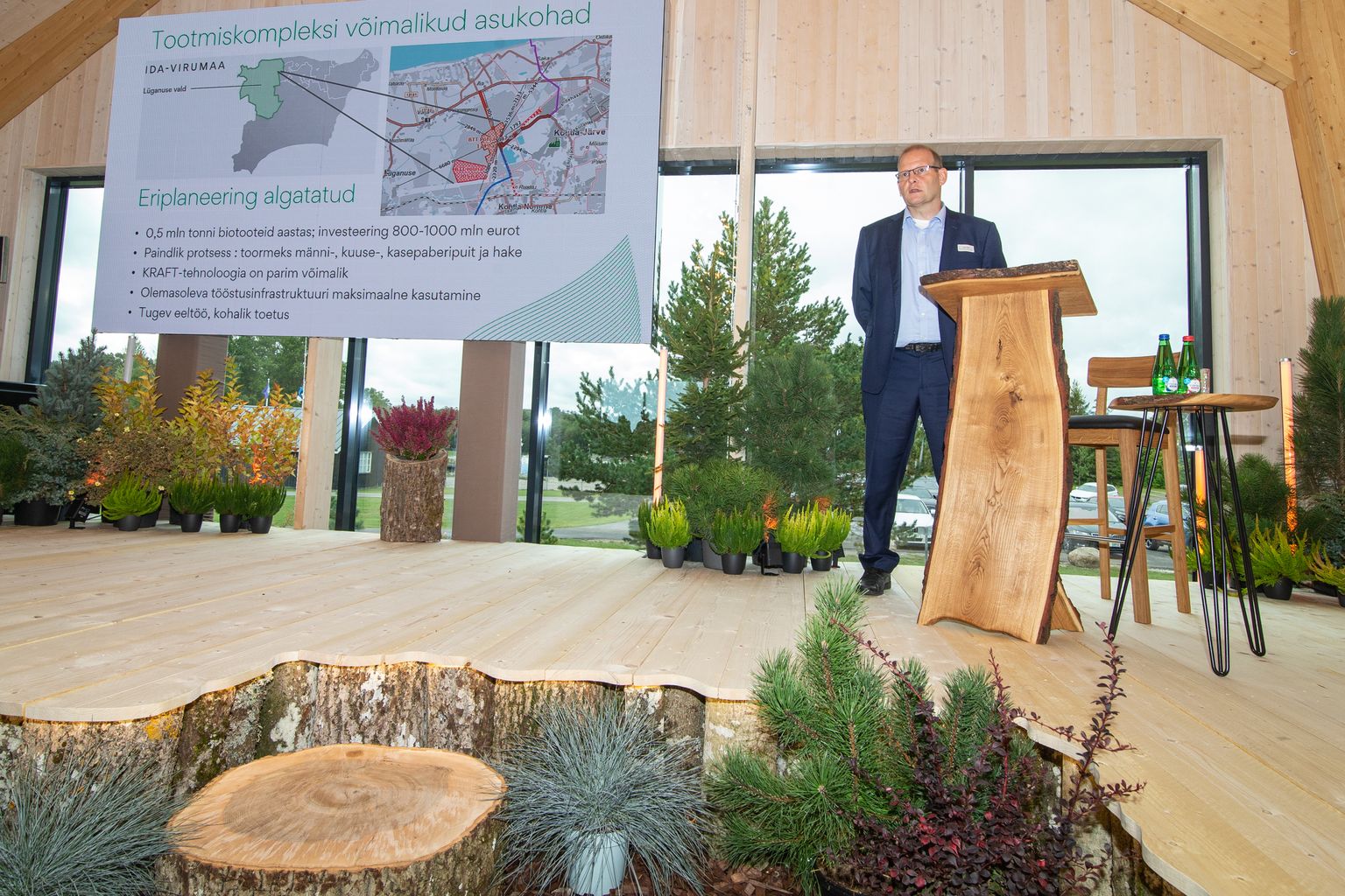 Лаури Райд, менеджер по развитию биопродуктов "VKG", констатировал, что слова и дела сейчас не совпадают: "Политически мы поддерживаем повышение ценности древесины, но на самом деле движемся к ее энергетическому использованию".