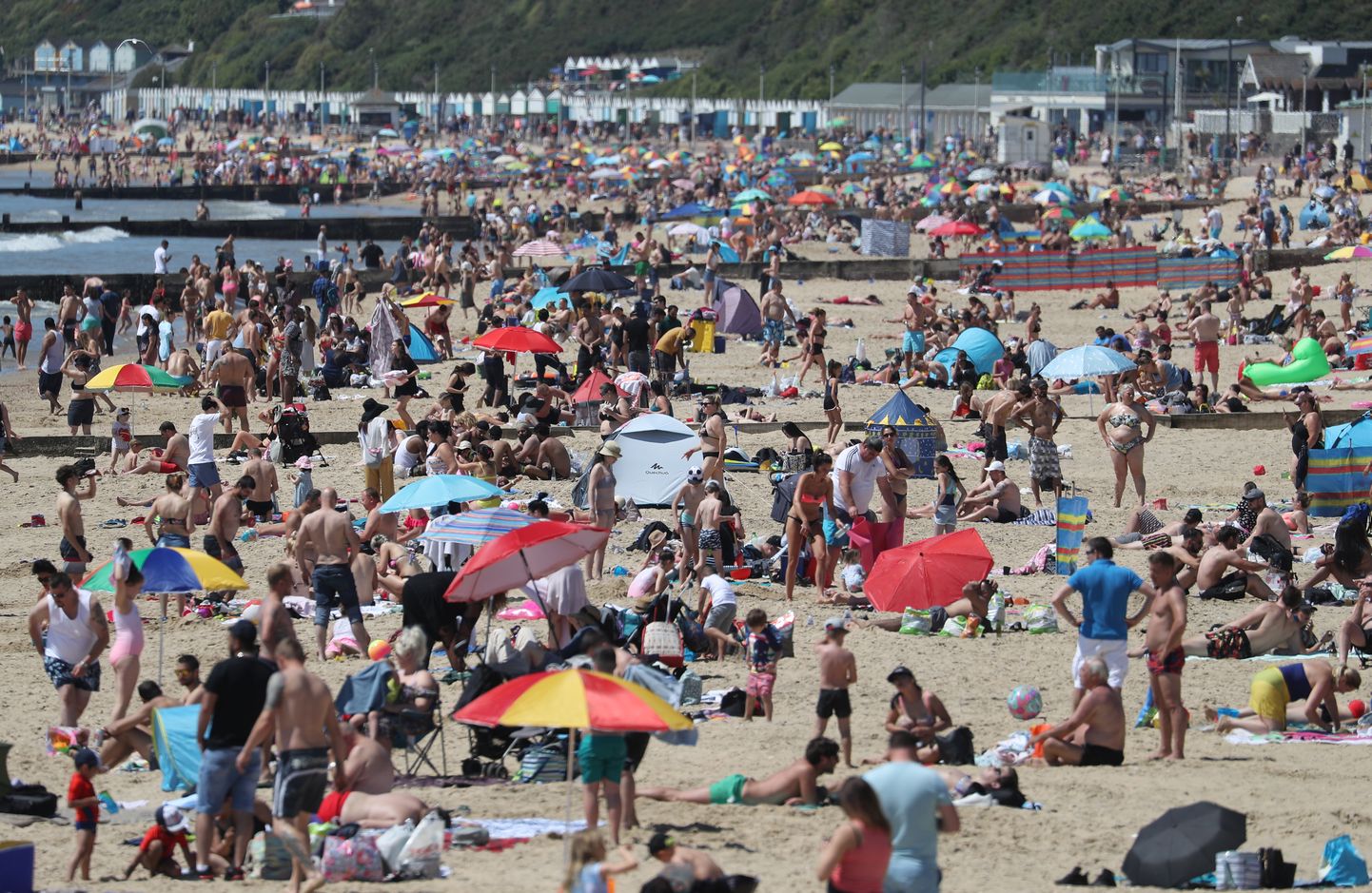 Rahvast täis rand täna Bournemouthis.