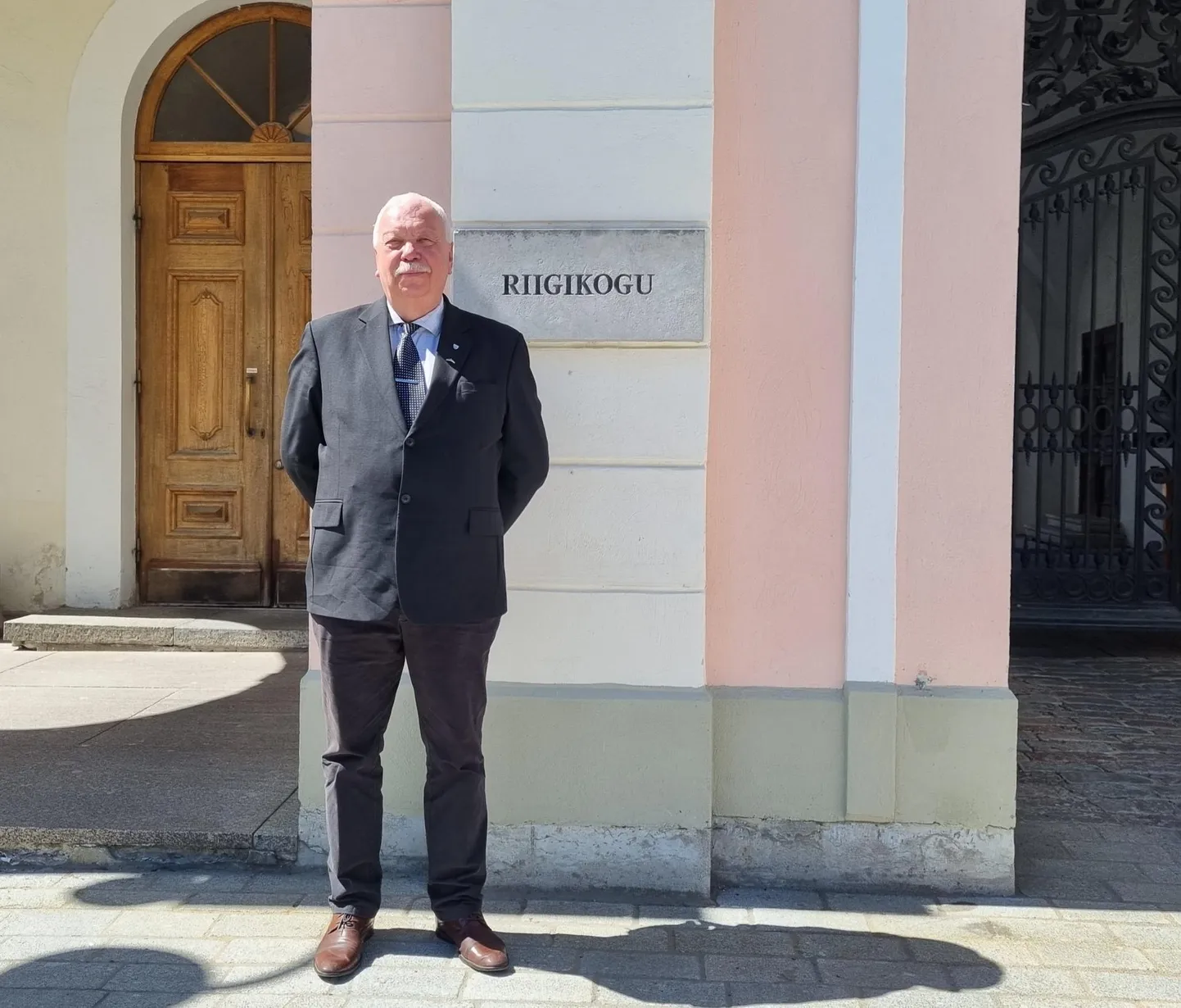 Reedel riigikogu liikme ametist lahkunud Peeter Rahnel parlamendihoone ees.