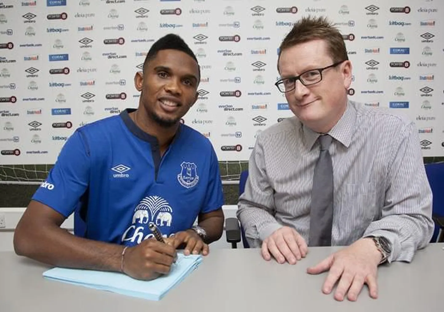 Samuel Eto'o (vasakul) jätkab karjääri Evertoni ridades.