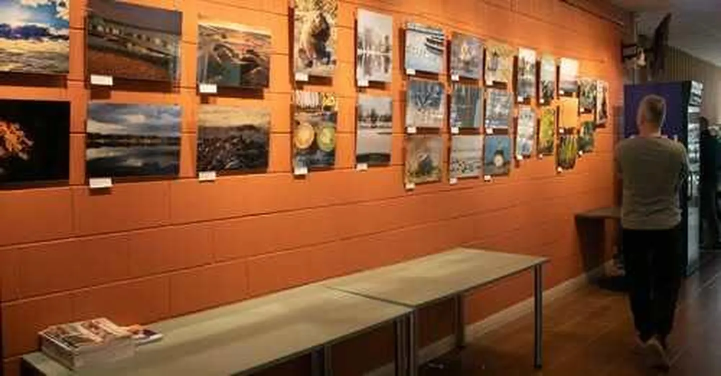 Viljandi spordihoone fotoseinal on näha fotograafide käidud teed ja rajad.