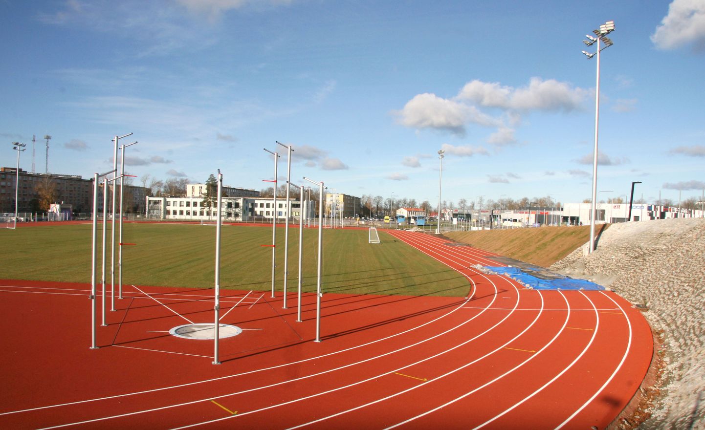 На новом Йыхвиском стадионе большинство строительных работ выполнено, для занятия спортом его откроют весной.