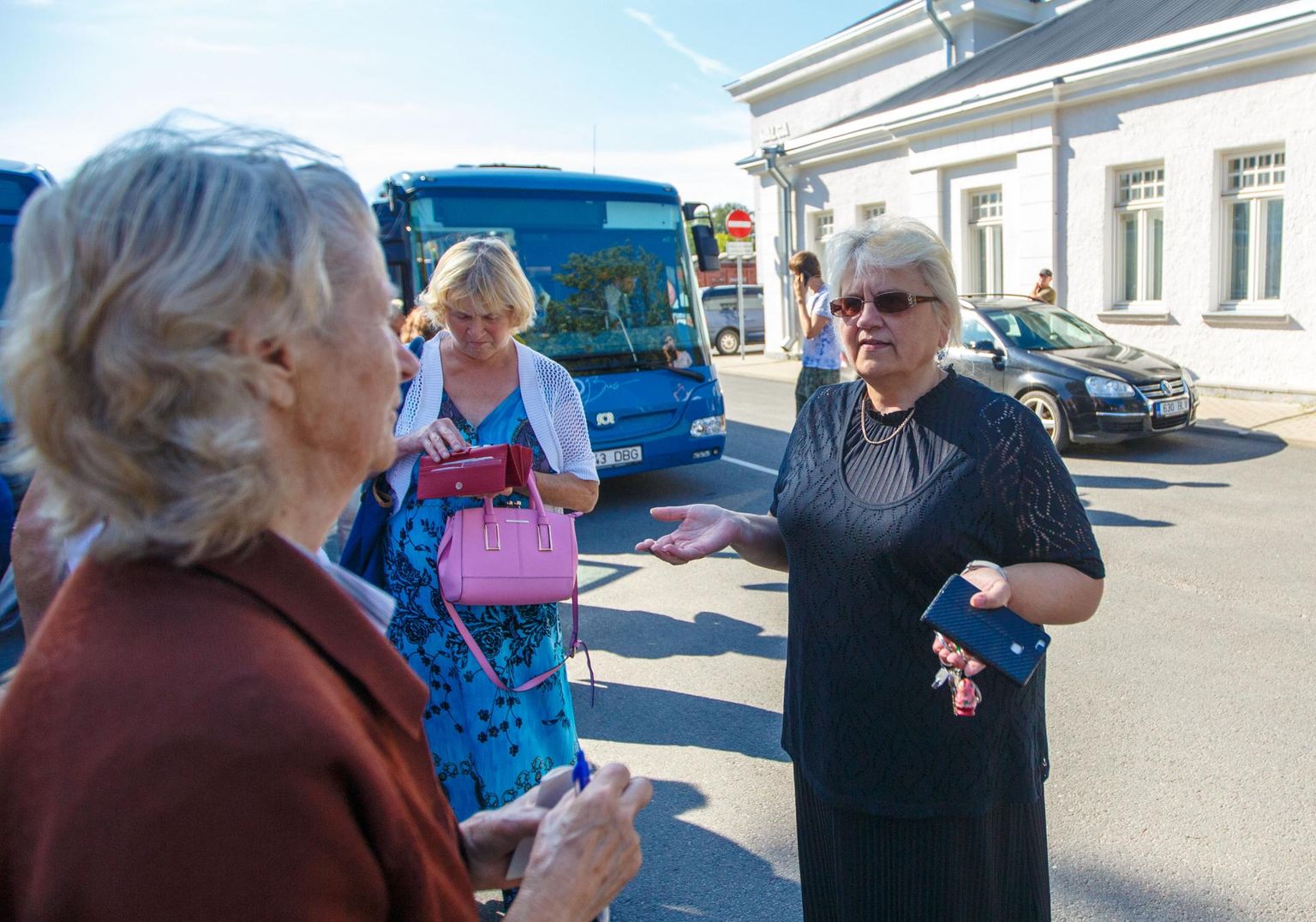 Valgamaa ühistranspordikeskuse tegevjuht Liia Rätsep (paremal) tõdes, et praegu on hea, kui vedajad pankrotti ei lähe. Pilt on tehtud mõne aasta tagusel busside esitlusel.