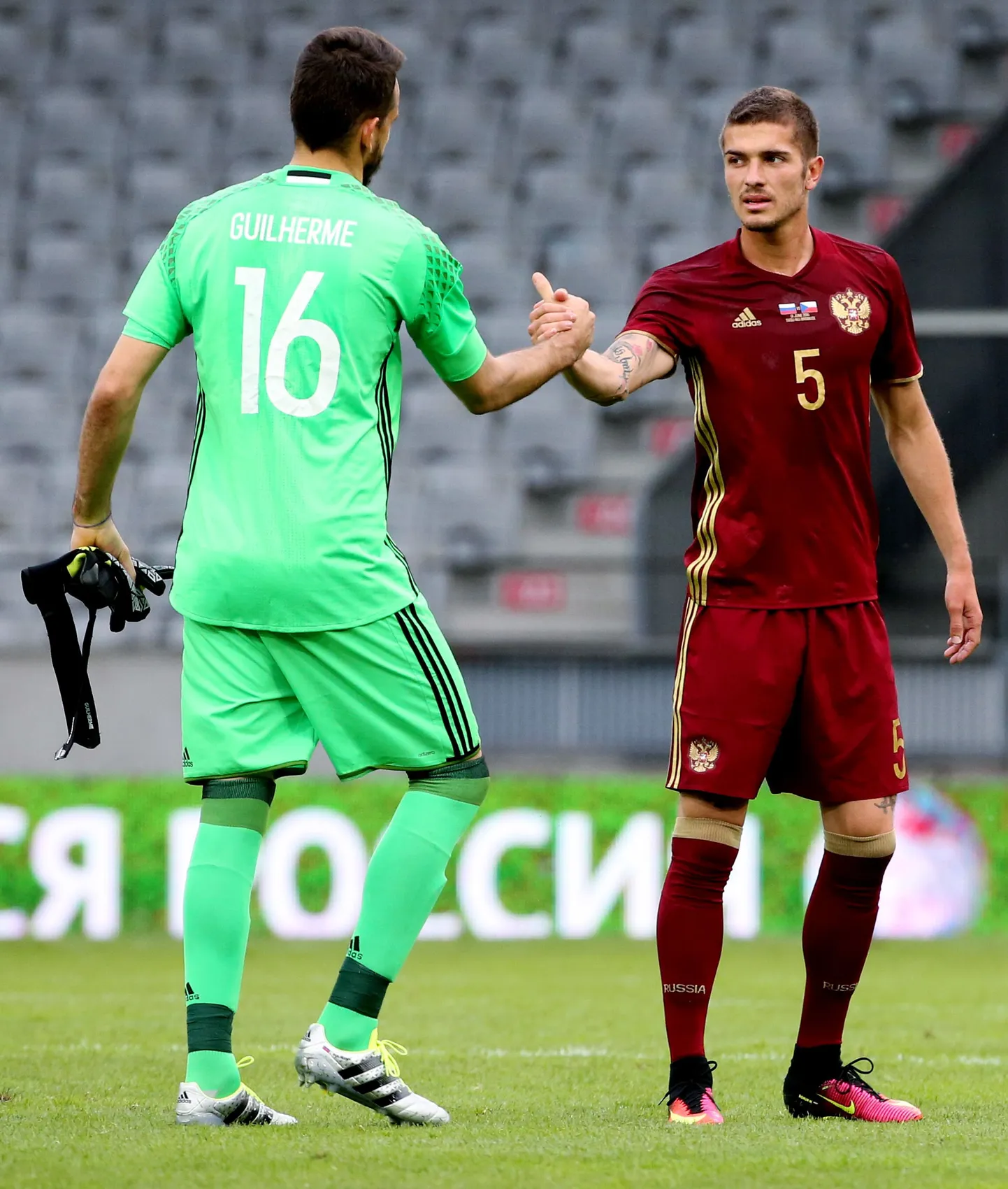 Роман Нойштедтер (справа) в матче против сборной Чехии 1 июня.