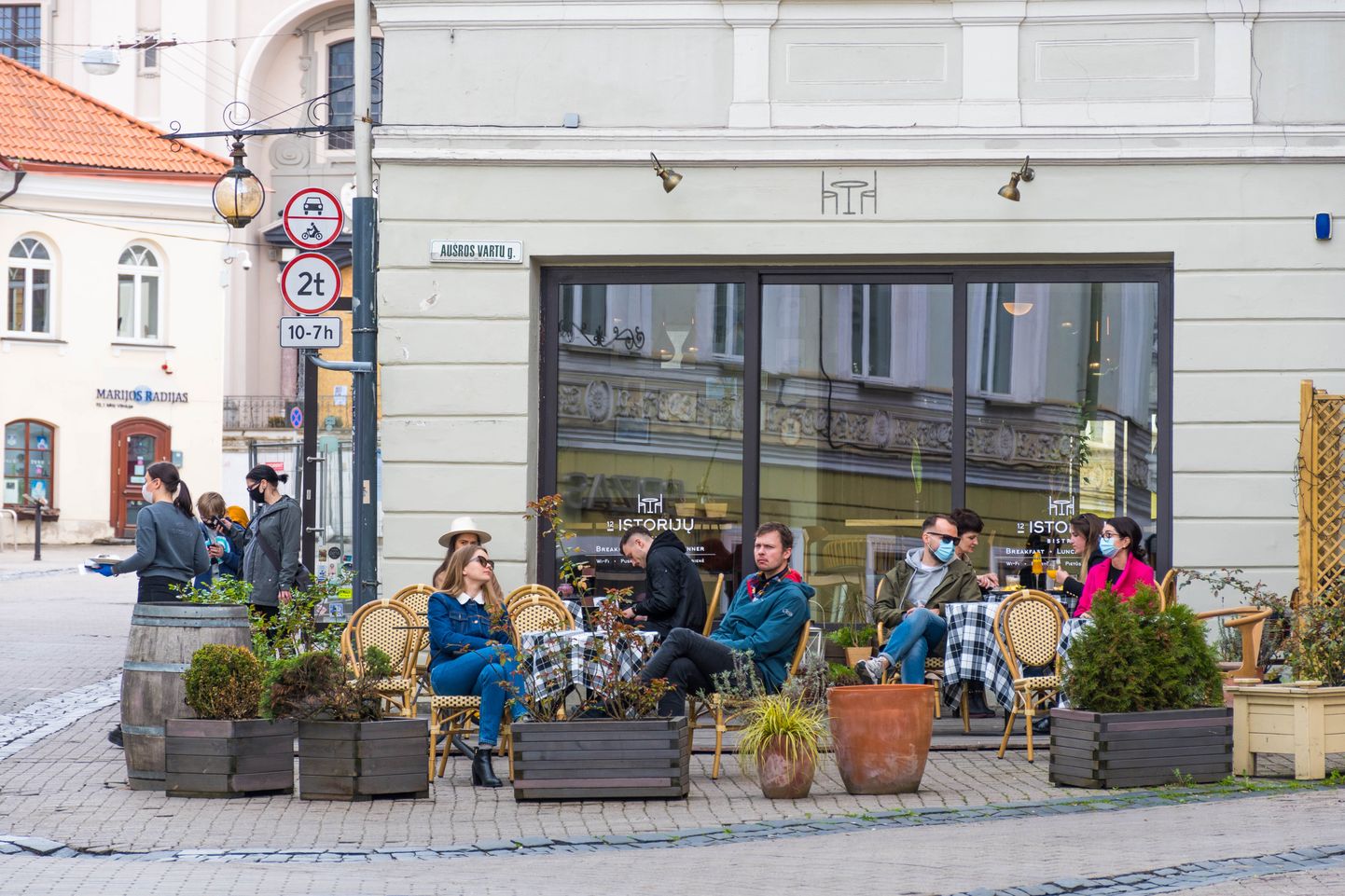 Cilvēki kafejnīcas āra terasē Viļņā. Ilustratīvs attēls