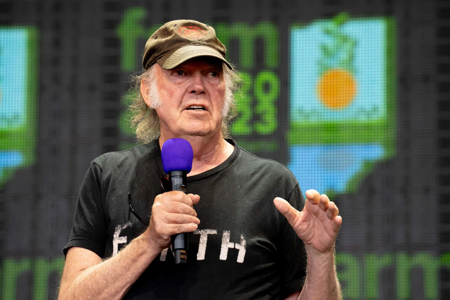 Neil Young on mures, et pärast oma Euroopa tuuri Ameerikasse naastes võib president Donald Trump talle vangistuse määrata.