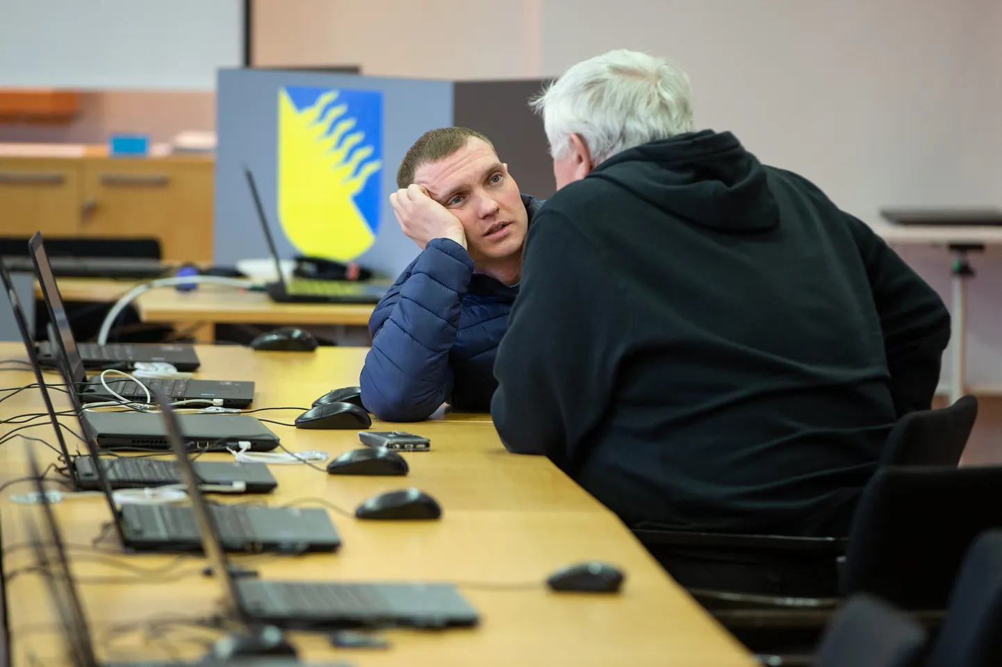 Sergei Lopini sõnul soovis keskfraktsioon sellised taotlused teha juba kevadel, aga eelnõude koostamine võttis selleks tööks tellitud juristidel aega. Pildil on Lopin volikogu saalis nõu pidamas Kohtla-Järve ühe tuntuma keskerakondlase, endise riigikogu liikme, Valeri Korbiga, kes on samuti eelnõu seitsme esitaja seas.