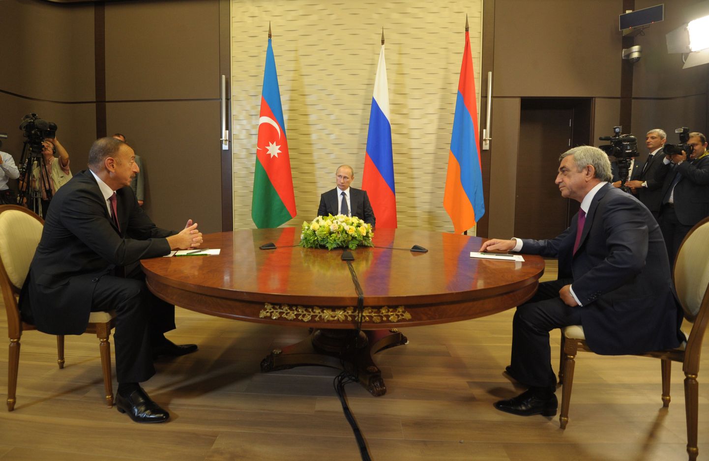 Vasakult paremale: Aserbaidžaani president Ilham Alijev, Armeenia president Serž Sargsjan ja Vene president Vladimir Putin