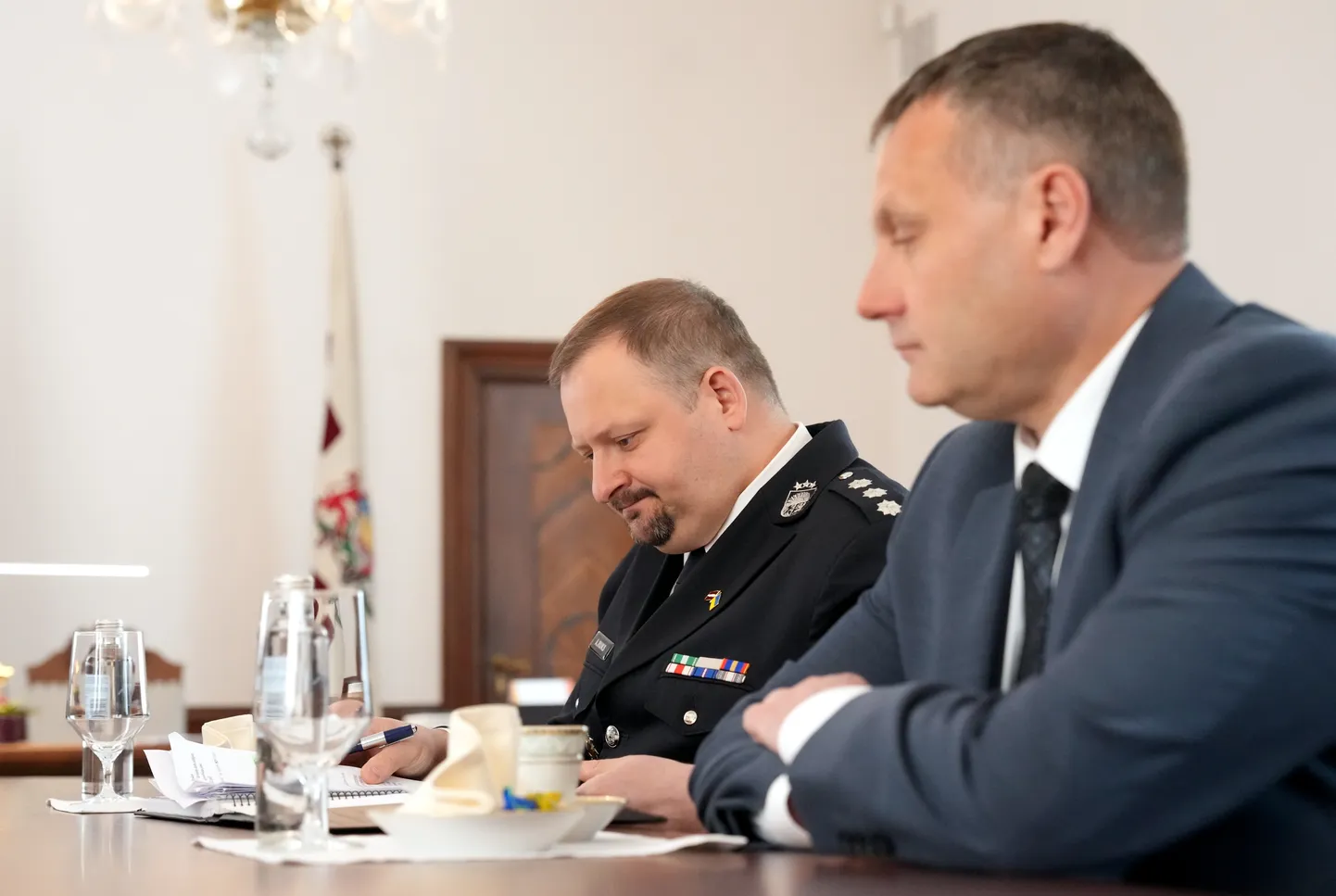 Ģenerālprokurors Juris Stukāns (no labās) un Valsts policijas priekšnieks Armands Ruks tikšanās laikā ar Valsts prezidentu Rīgas pilī.