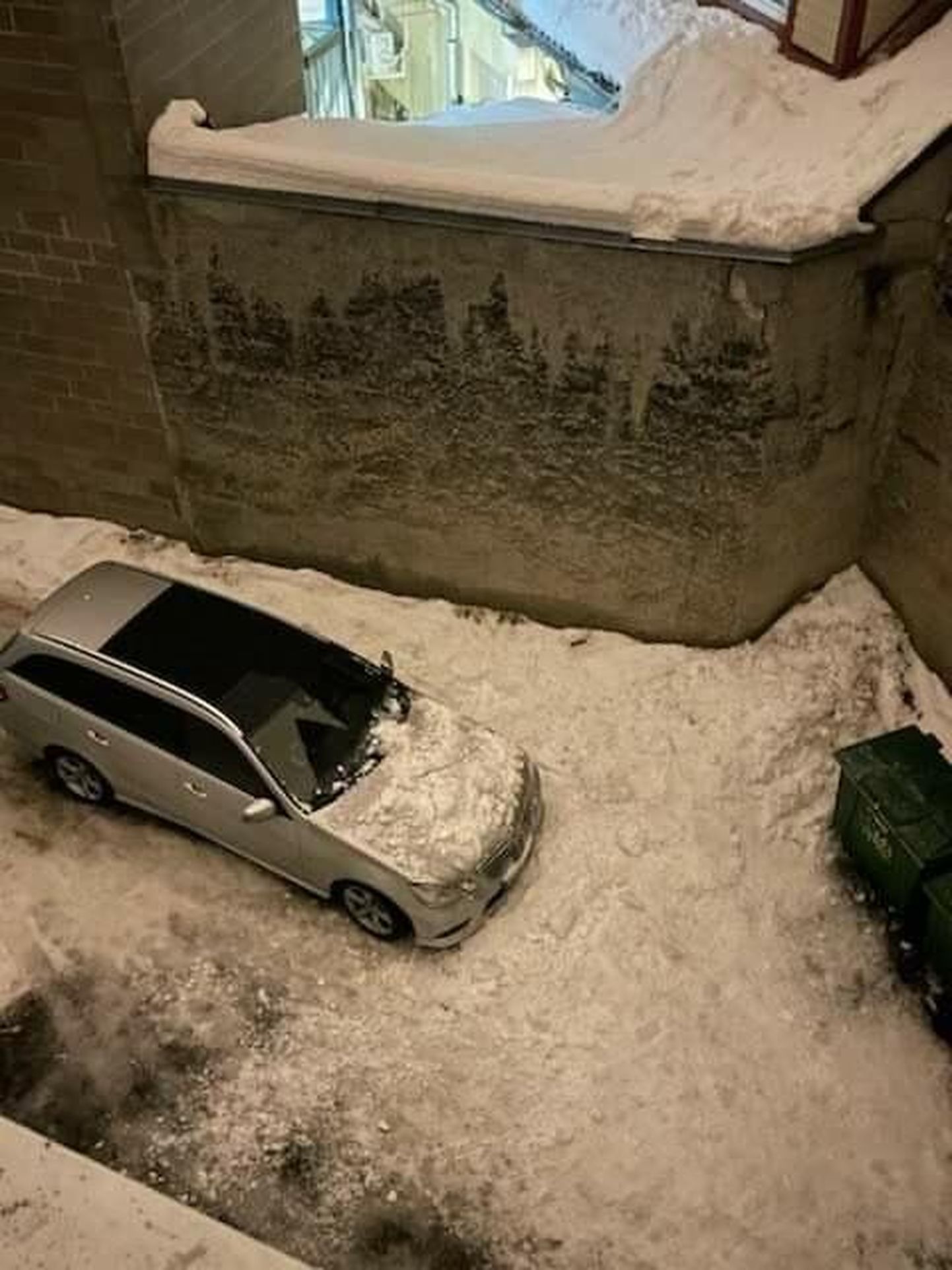 Pärnu linnale kuuluva Kuninga 34 katuselt kukkus jäine lumi Johannes Penu autole 20. detsembril pärast kella 22.