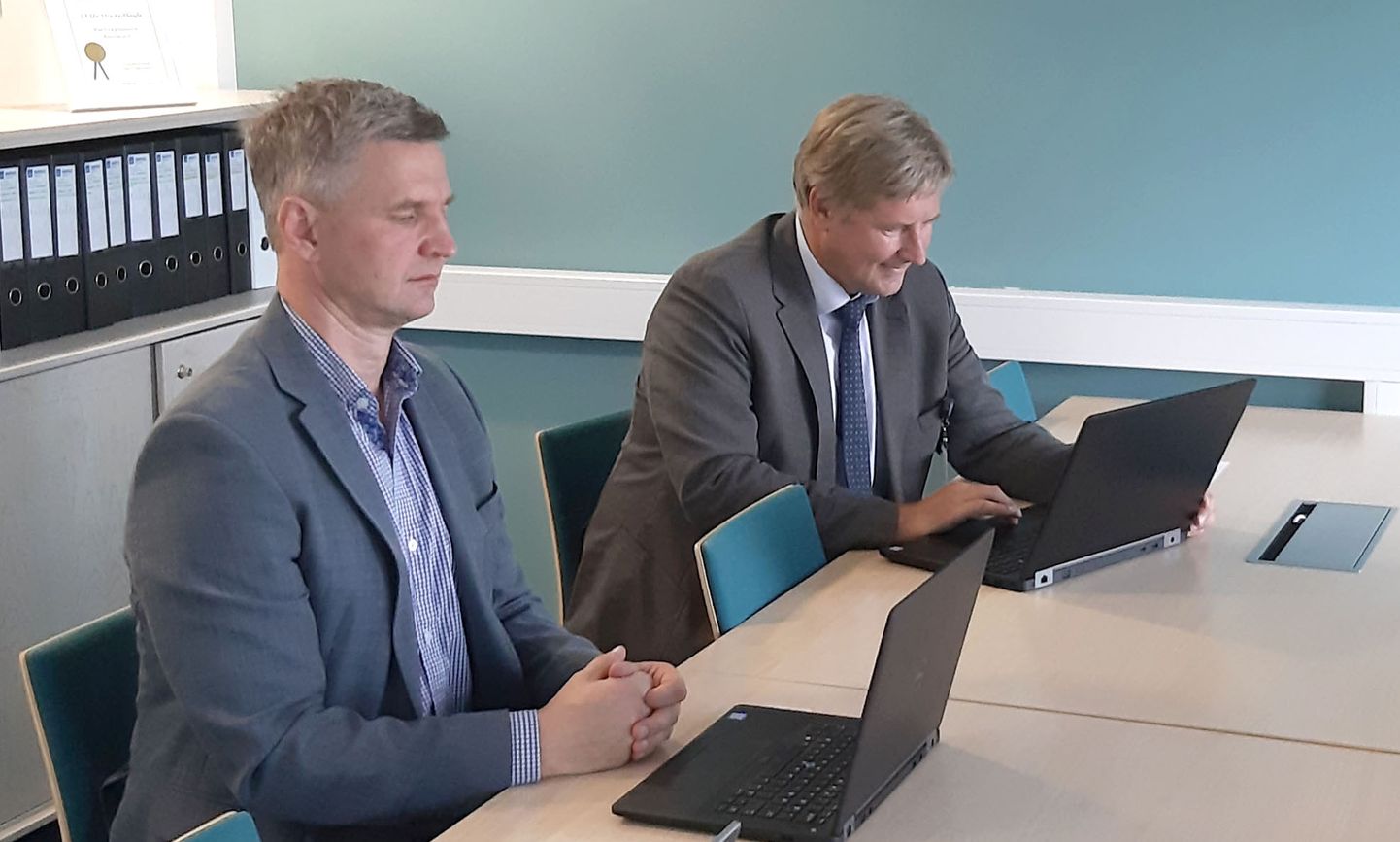 Astlanda Ehituse juhatuse esimees Kaupo Kolsar ja Ida-Viru keskhaigla juhatuse esimees Tarmo Bakler allkirjastasid ehituslepingu digitaalselt.