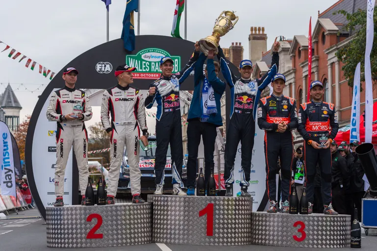Ott Tänak (vasakult teine) vaatab Sebastien Ogieri käes olevat võidukarikat näljas pilguga: süües kasvab isu! FOTO: