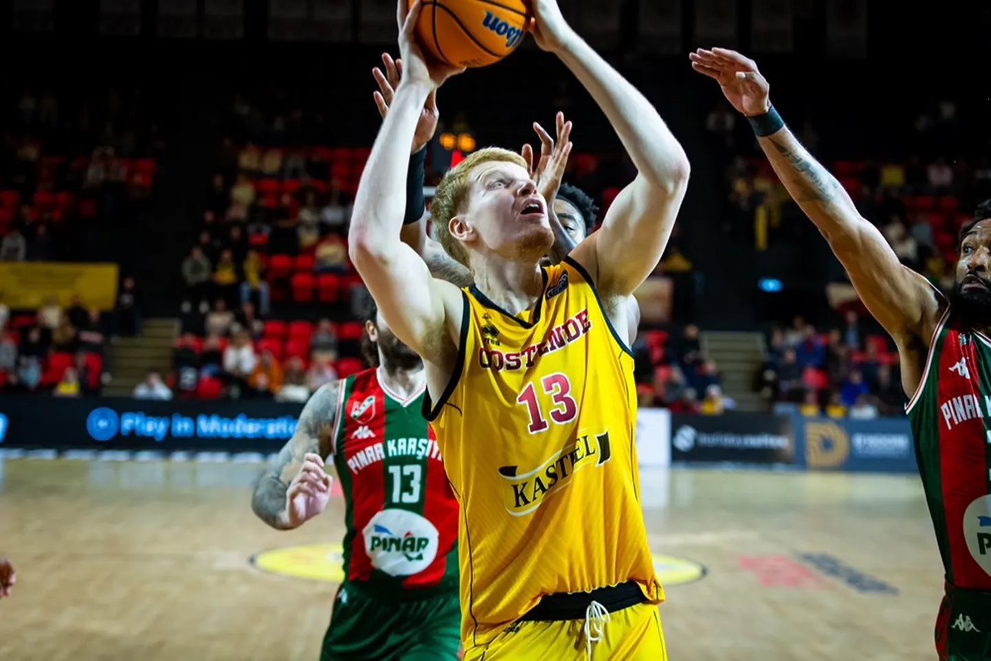 Matthias Tass saadab palli Izmiri meeskonna korvi.