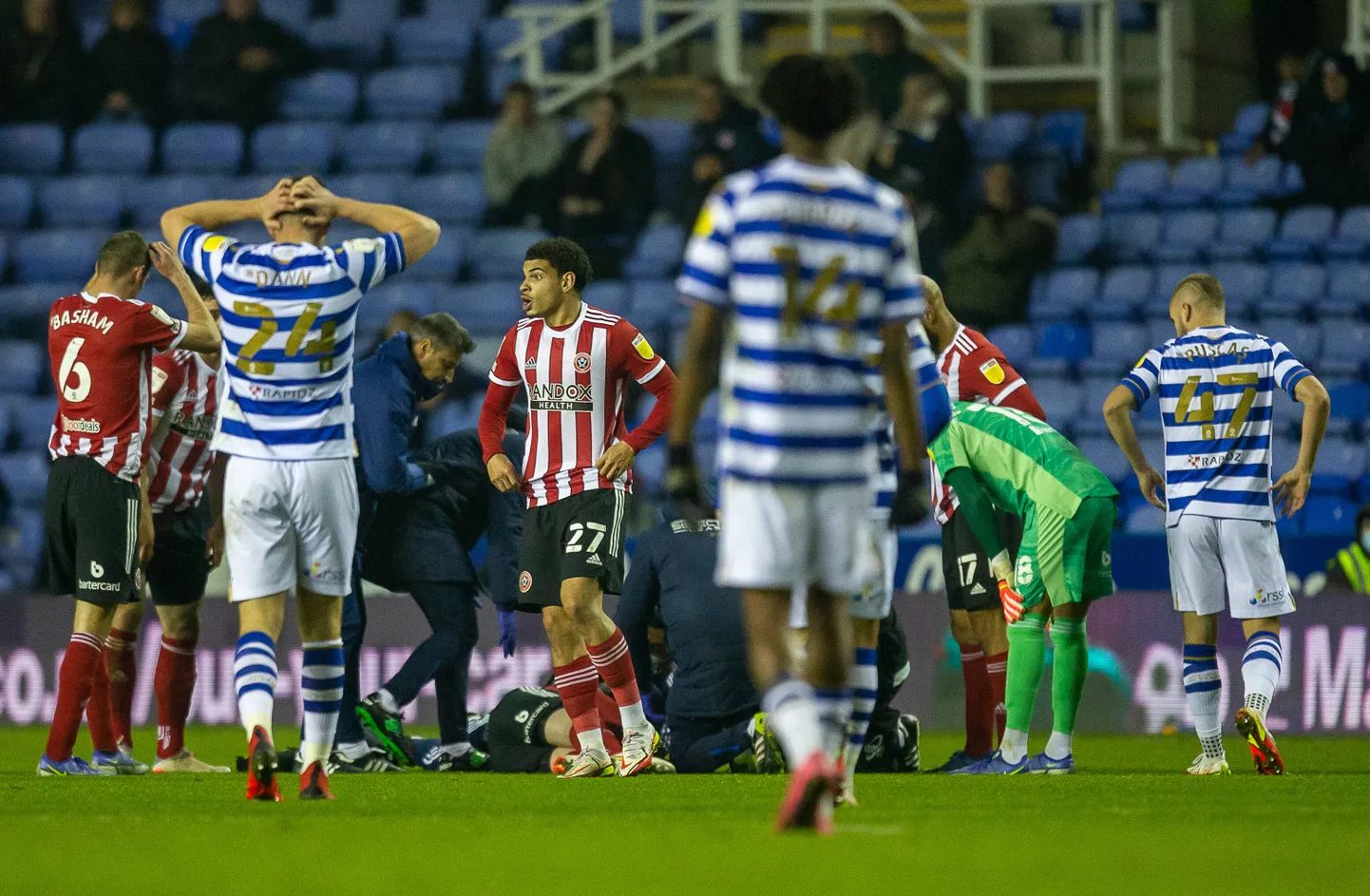 Sheffieldi mängija John Fleck pallimurul lebamas.