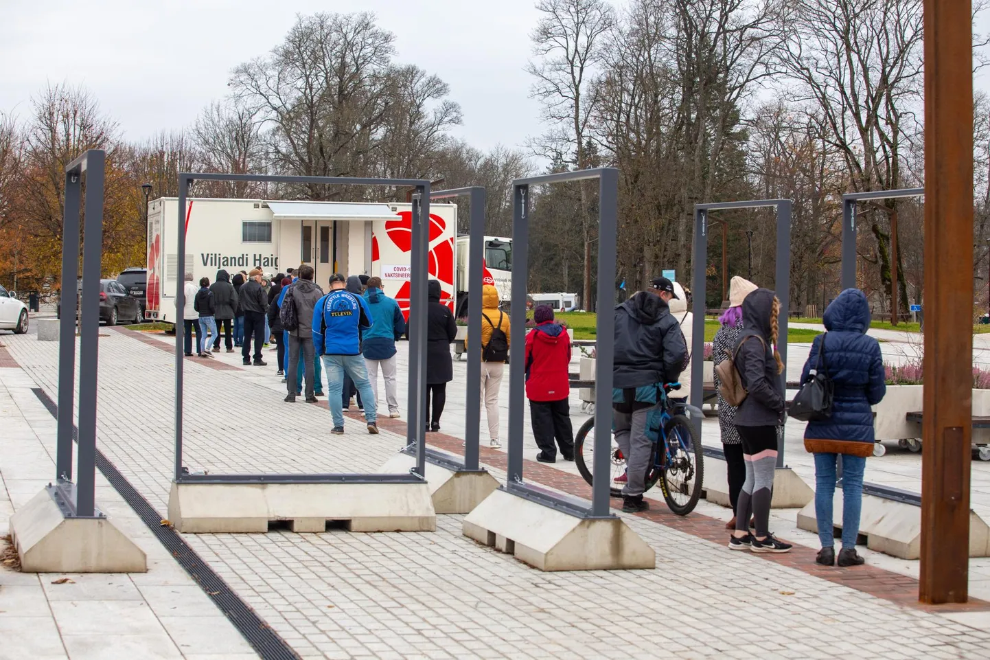 VILJANDI, EESTI,26OCT21
Vaktsineerimine. Viljandi vabaduse platsile saabunud vaktsiinibussi juures nii pikk järjekord, ulatus Vaksali tänava ringteeni.
ELMO RIIG/SAKALA