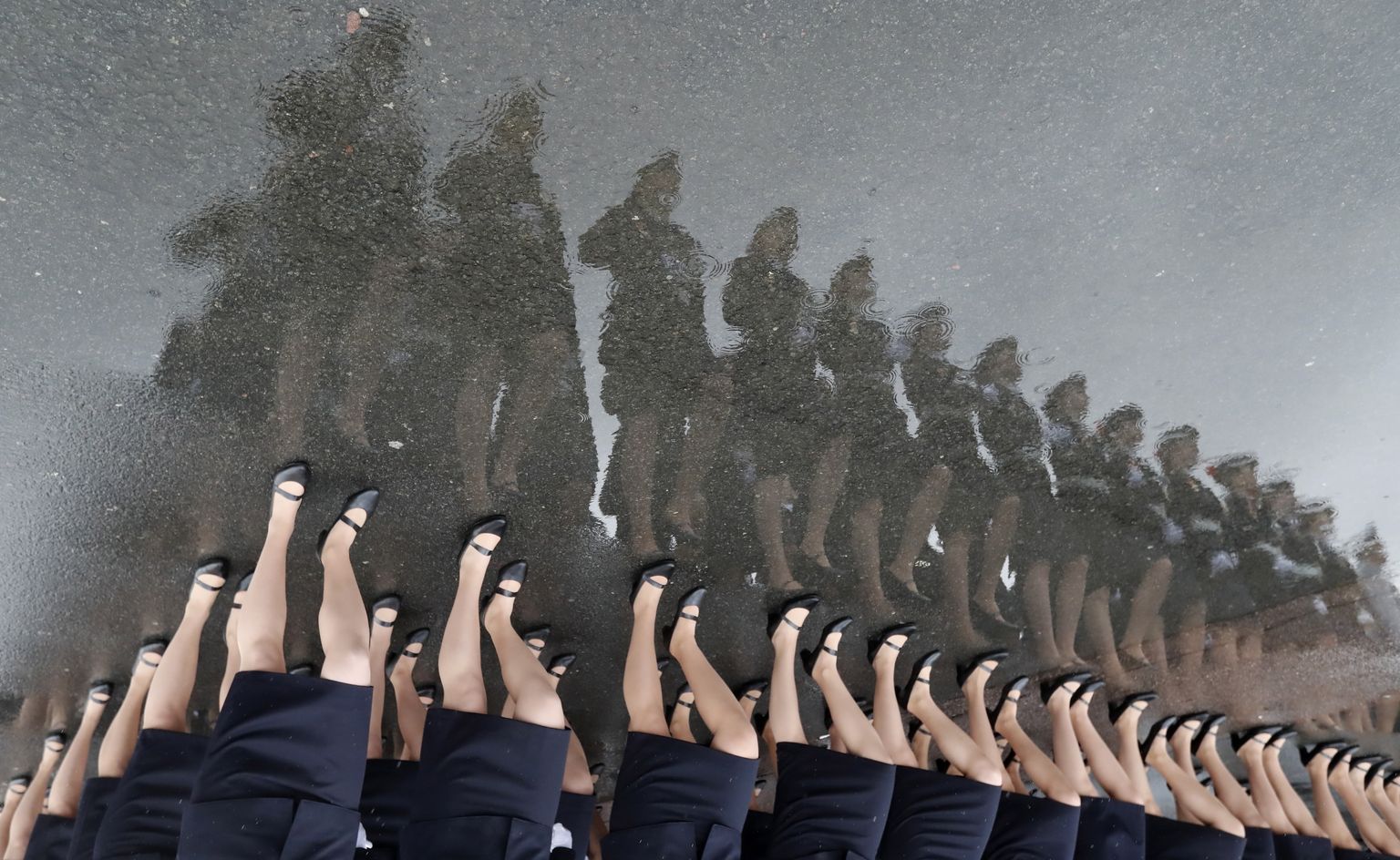 Vene naissõjaväelased marssimas Peterburi Dvortsovaja väljakul, kus valmistuvad 9. mail Moskvas toimuvaks võidupüha paraadiks