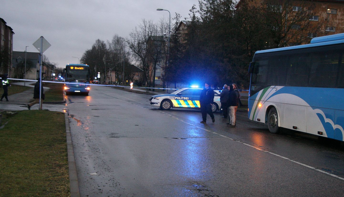 Neljapäeva õhtul suleti Kohtla-Järve üks peatänavaid pärast seda, kui keegi oli tulistanud kahe bussi akendesse.