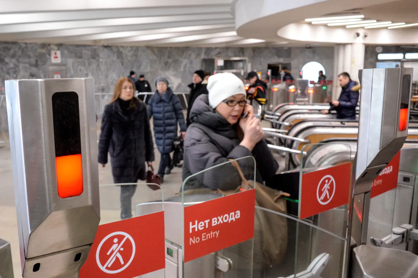 Inimesed näotuvastustehnoloogiaga varustatud Moskva metroo väravate juures.