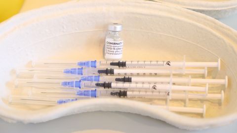 V Alberti omogočeno prednaročilo plačljivih cepiv proti COVID-19, začetek preiskave smrti dveh zapornikov zaradi COVID-19