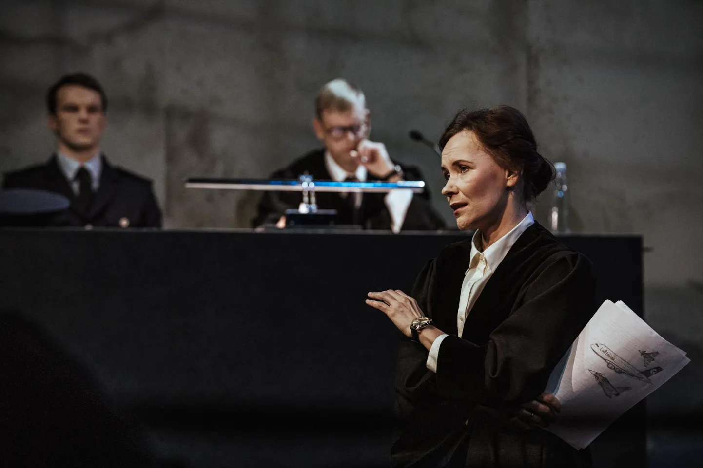 Kohtuistung ühe vaheajaga. Esiplaanil prokurör Nelson (Maria Annus)