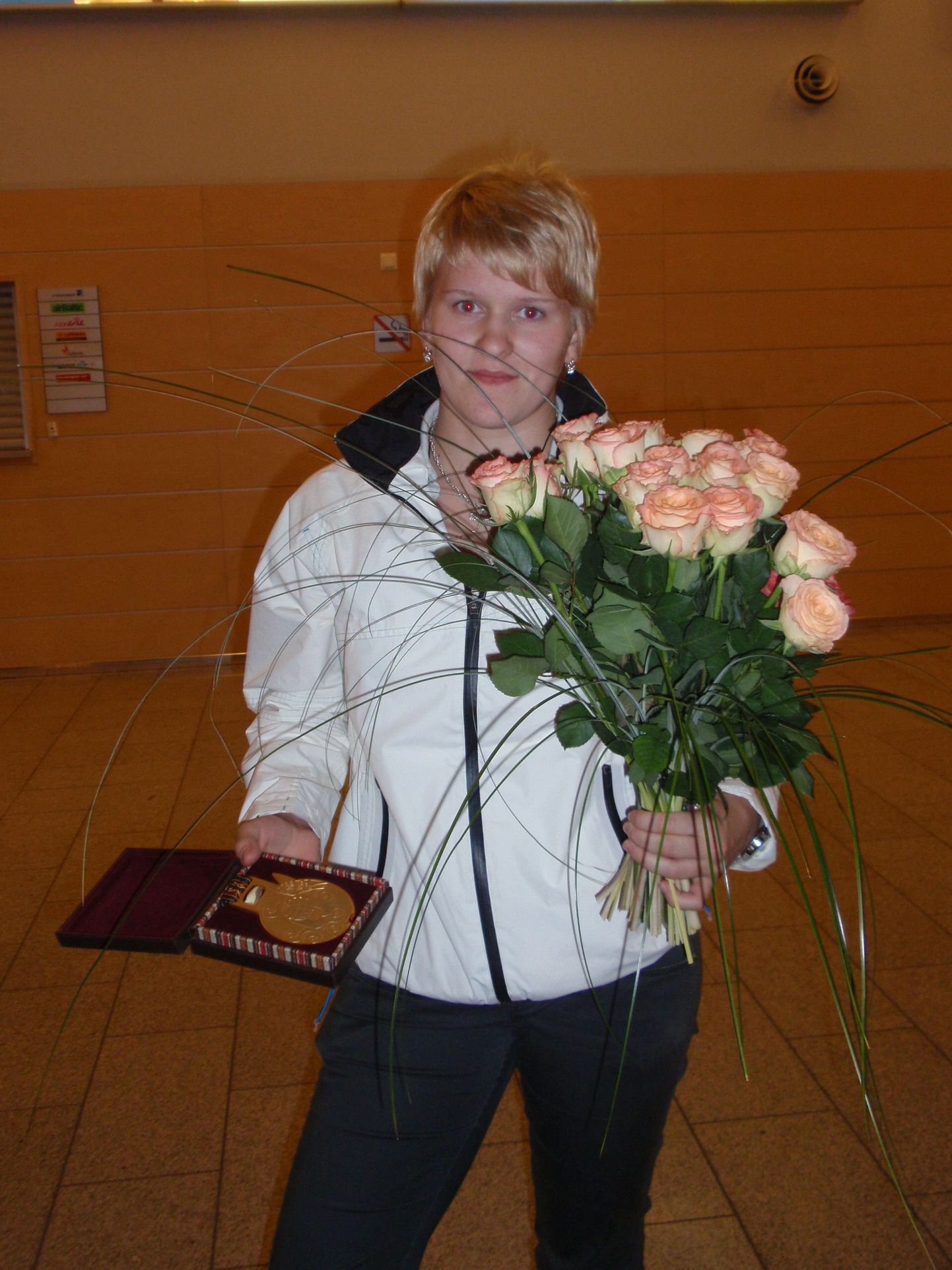 Epp Mäe maailmamängudel võidetud sumokullaga Tallinna lennujaamas.