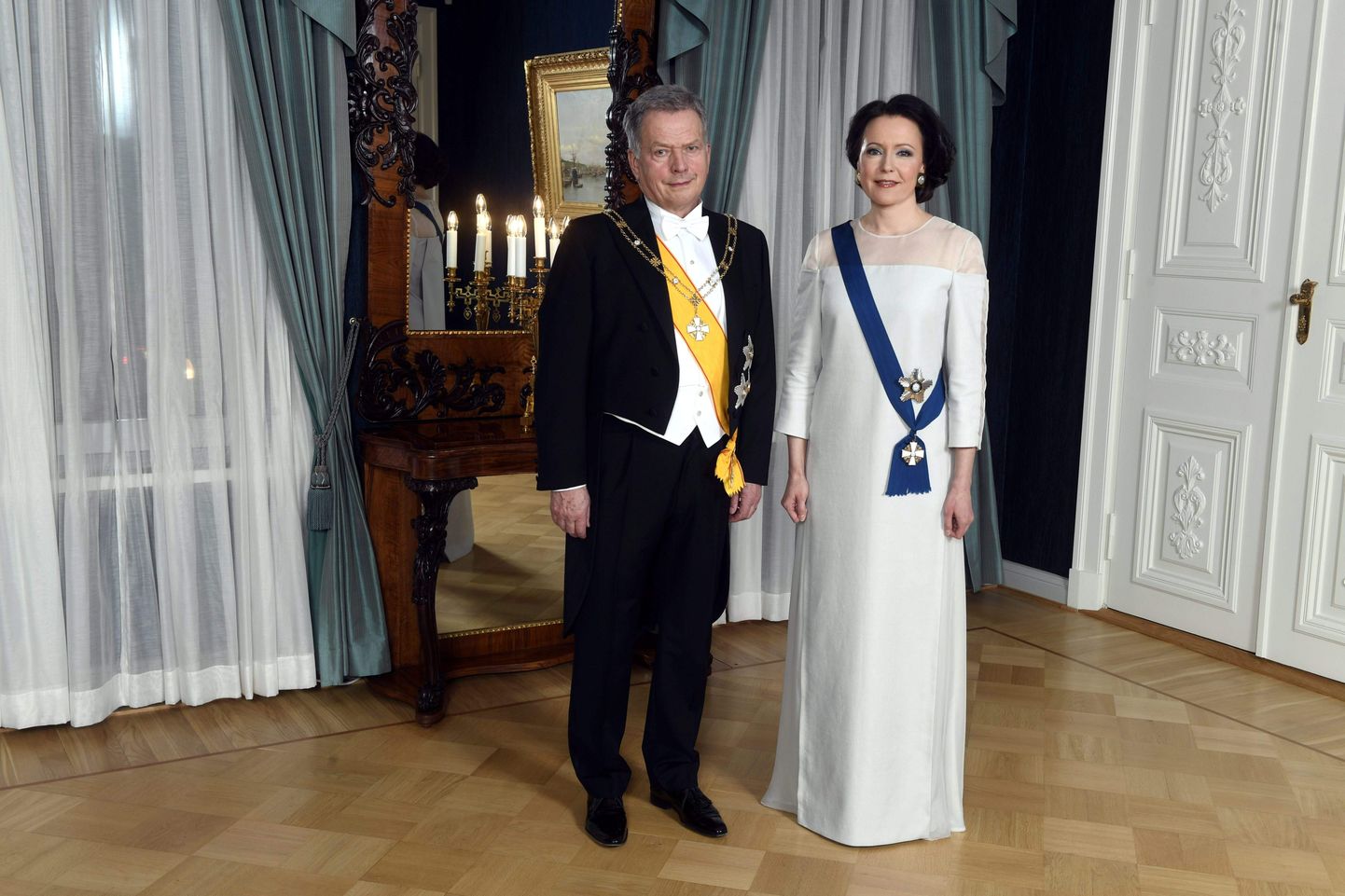 Soome president Sauli Niinistö ja ta naine Jenni Haukio poseerimas 6. detsembril 2018 enne iseseisvuspäeva vastuvõttu presidendilossis