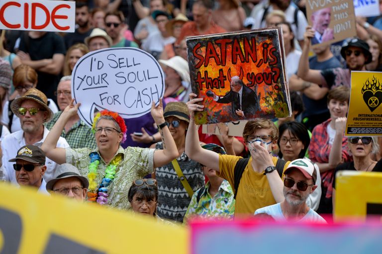 «Sa müüksid sularaha eest kas või oma hinge,» võis lugeda plakatilt, mille tõi kaasa üks Sydney protestija.