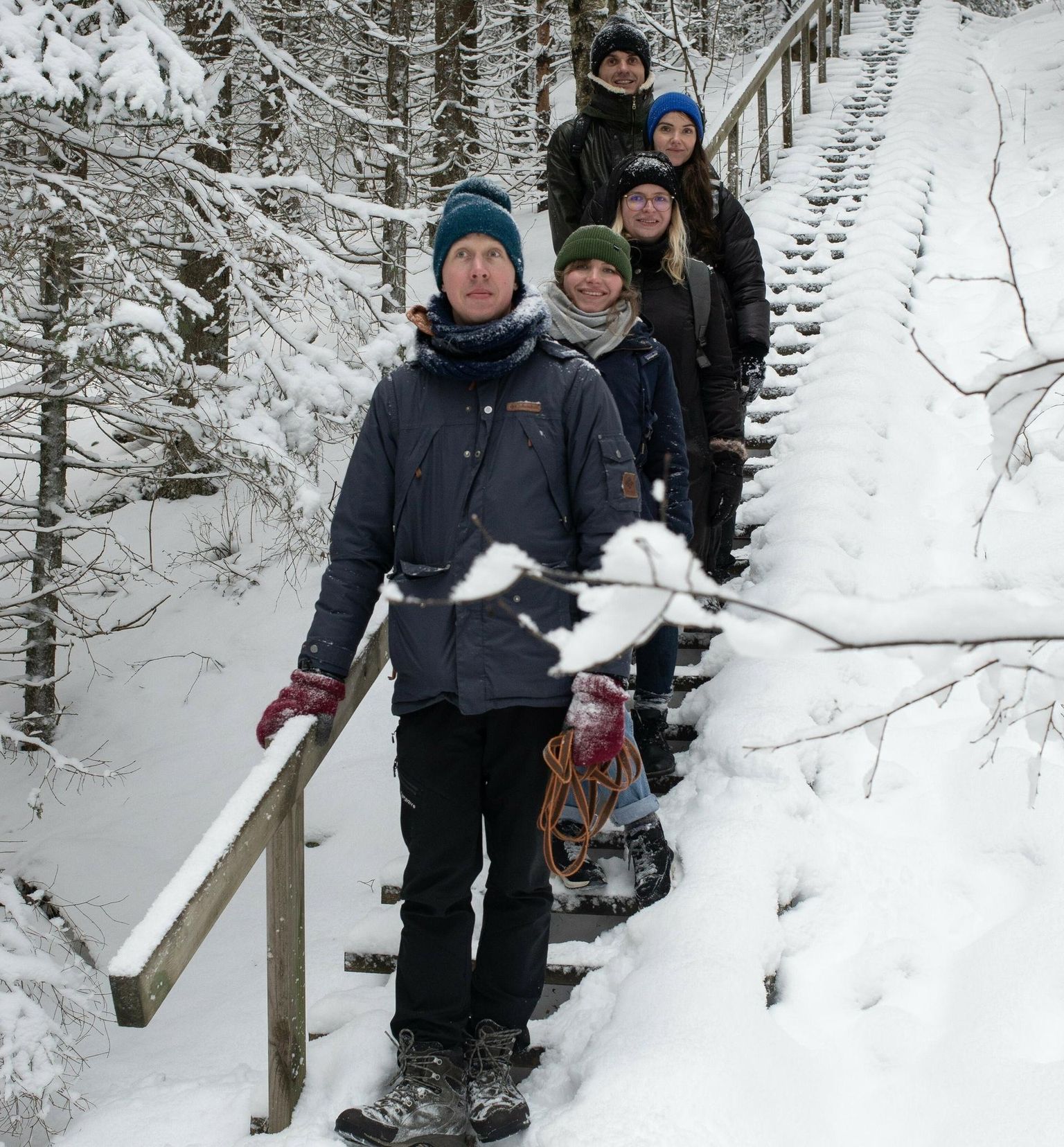 Müürilehes talve ei pealjata: pildil eest taha lugedes tegev- ja sotsiaaltoimetaja Henri Kõiv, kultuuritoimetaja Sanna Kartau, kirjandus- ja teadustoimetaja Maia Tammjärv, elustiili- ja muusikatoimetaja Mariliis Mõttus ja peatoimetaja Aleksander Tsapov. 