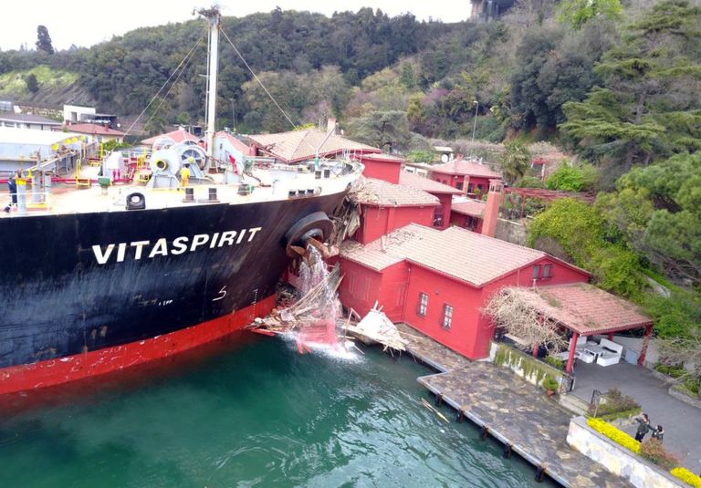 Türgis Istanbulis sõitis kaubalaev kalda ääres asuvasse ajaloolisse hoonesse