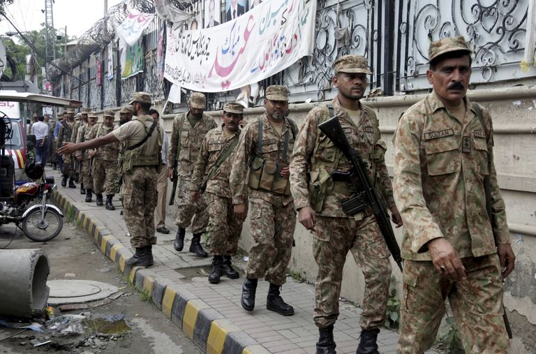 Sõdurid saabuvad valimisjaoskonda Lahores. Nad peaksid tagama valimiste turvalisuse, kuid sõjaväele heidetakse ette valimiste mõjutamist.