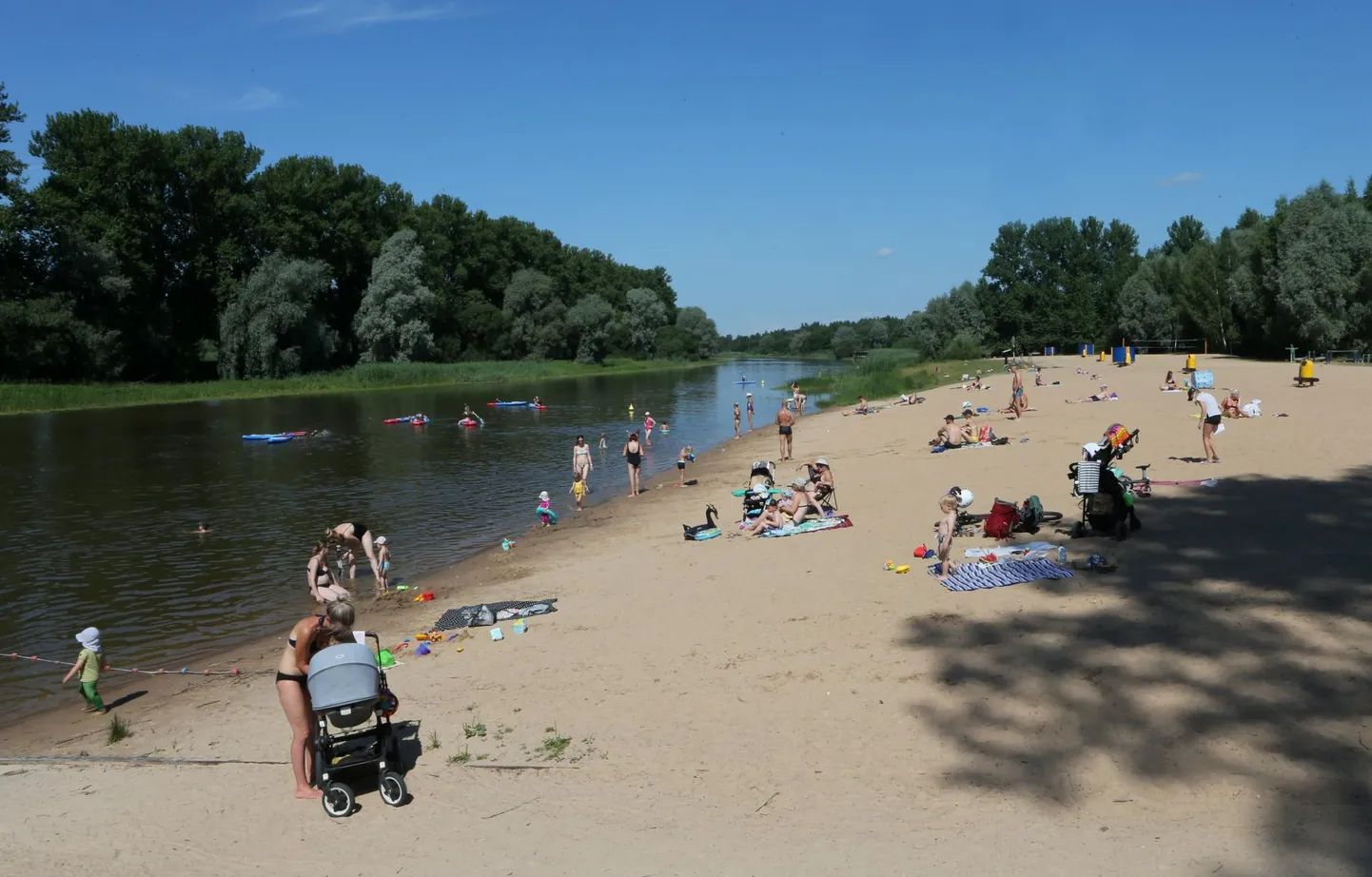 Emajõe linnaujulas suvitavad tartlased saavad nüüd jões rahus supelda, sest häiriv post on veest kadunud.