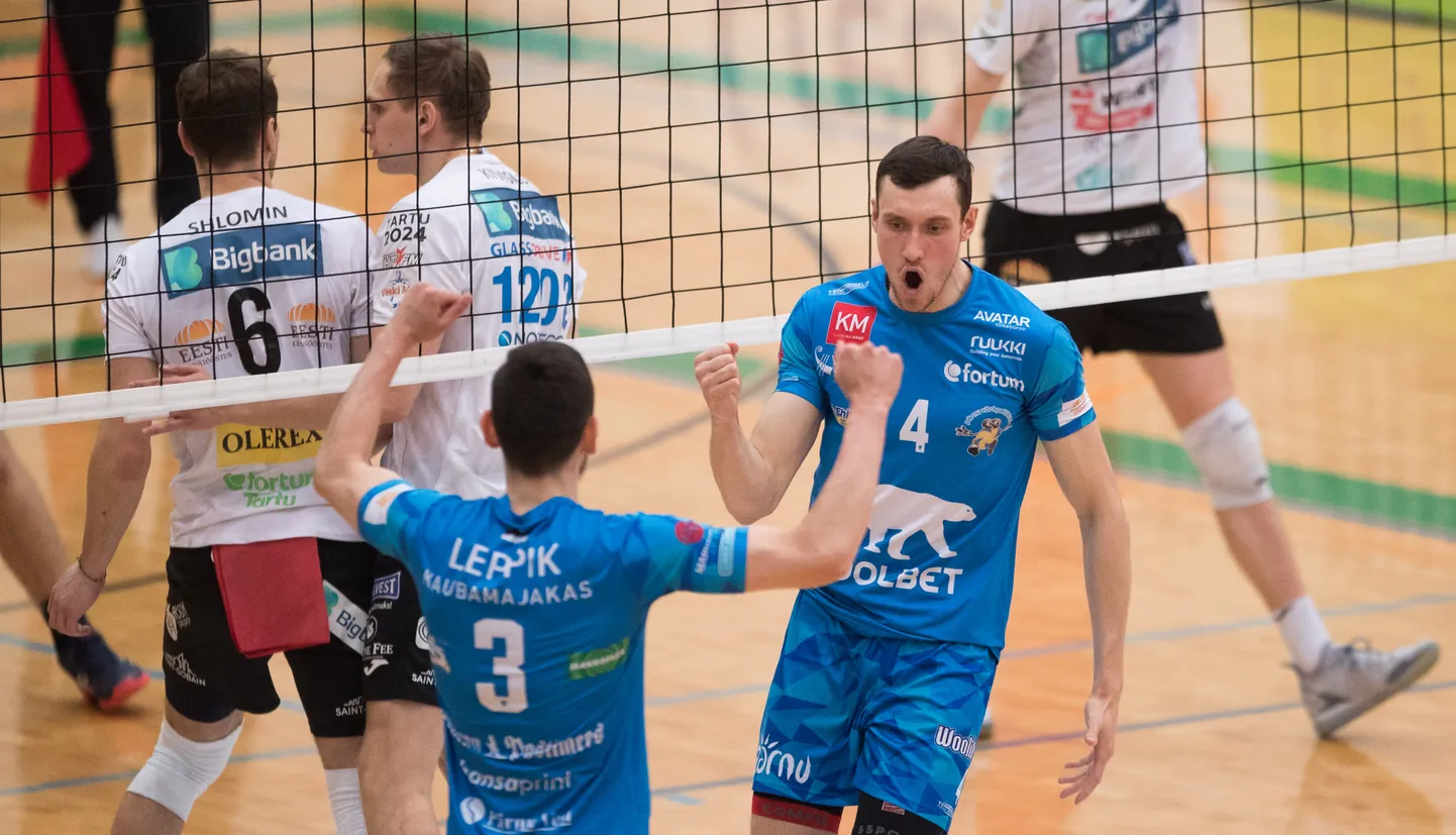 Pärnu võrkpalliklubi (sinistes särkides) asus nelja võiduni peetavat finaalseeriat Tartu Bigbanki üle 2:0 juhtima.