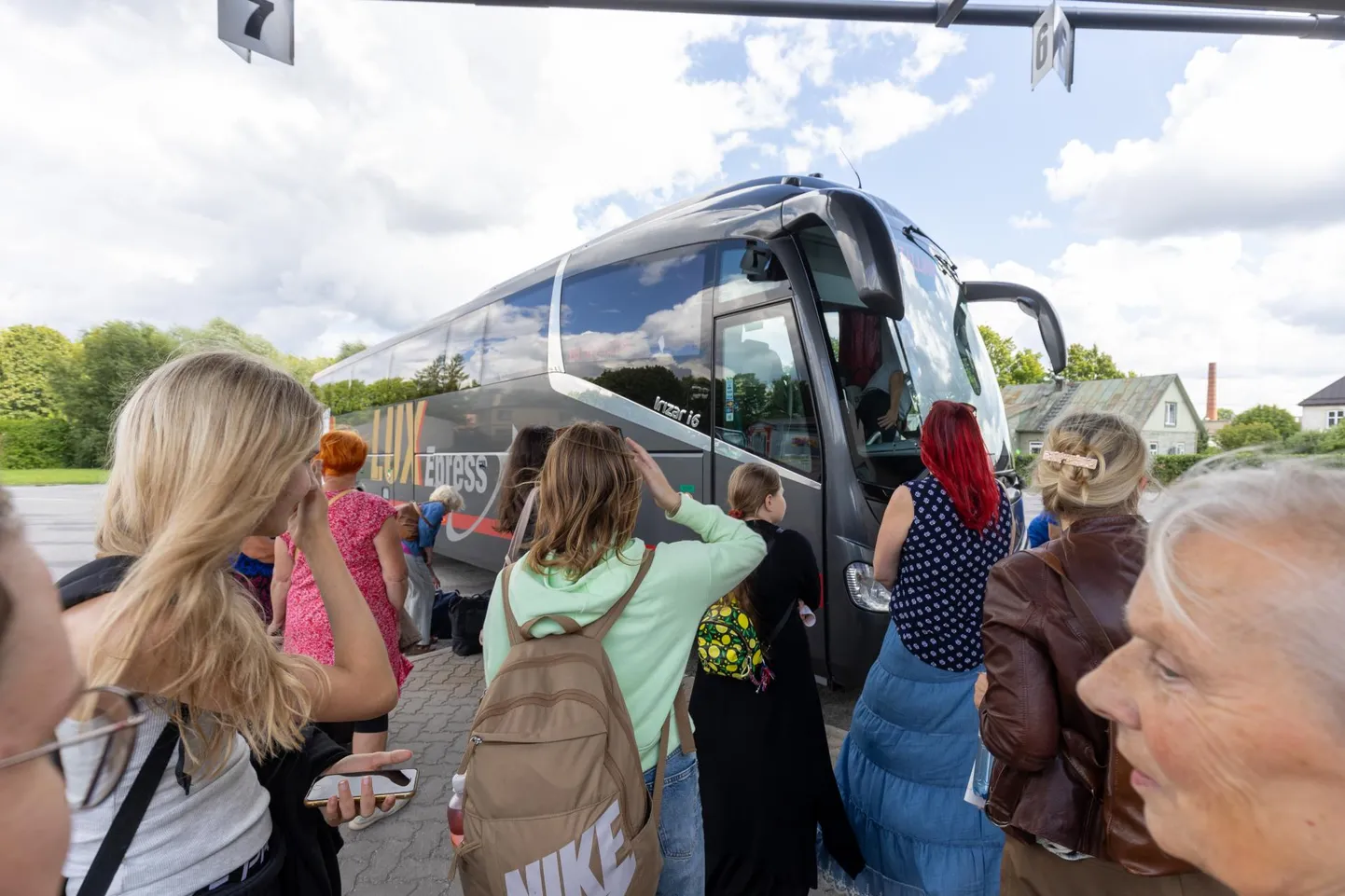 Folgijärgsel äripäeval tekkis Viljandi bussijaamas järjekord inimestest, kes soovisid kell 15.15 sõita Tallinna Lux Expressi bussiga, mille ettevõte plaanib sügisel käigust maha võtta.