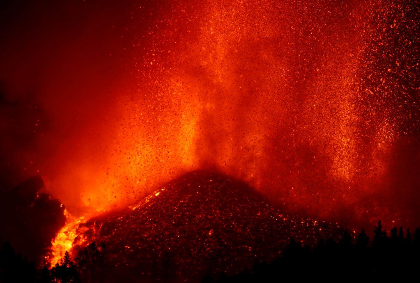 Kanaari saarestiku La Palma saarel hakkas vulkaan purskama
