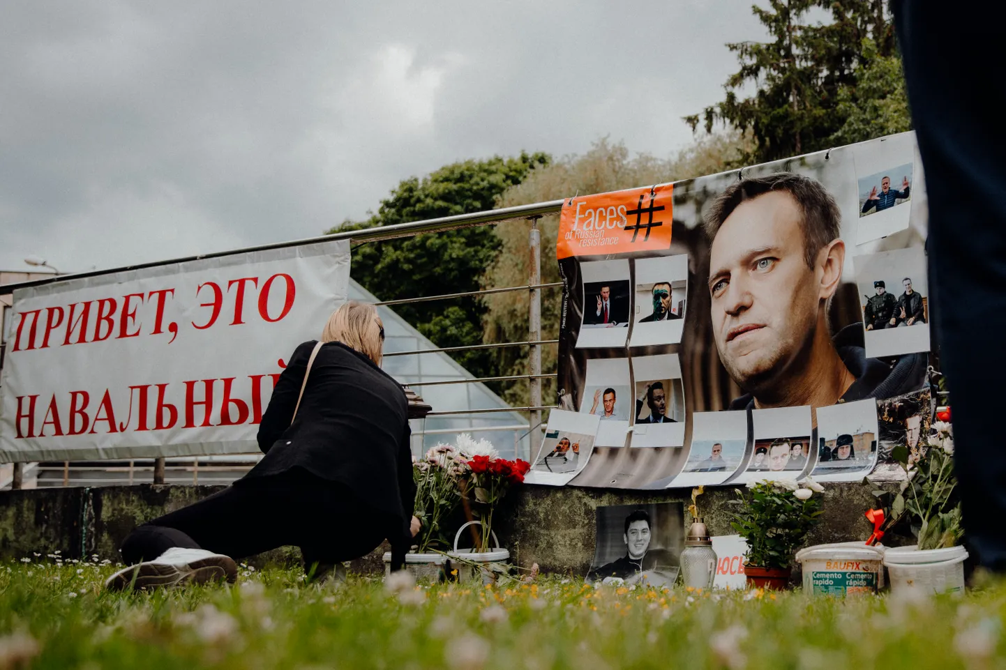 Pretī krievijas vēstniecībai notiek aktīvistu pasākums par godu Navaņija dzimšanas dienai.