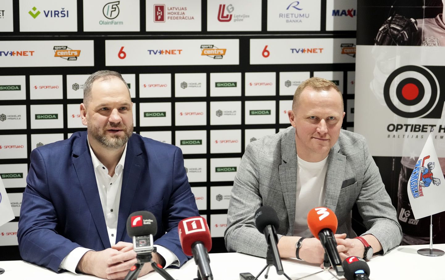 Hokeja komandas "Mogo"/LSPA galvenais treneris Ģirts Ankipāns (no kreisās) un "Zemgale"/LBTU galvenais treneris Artis Ābols