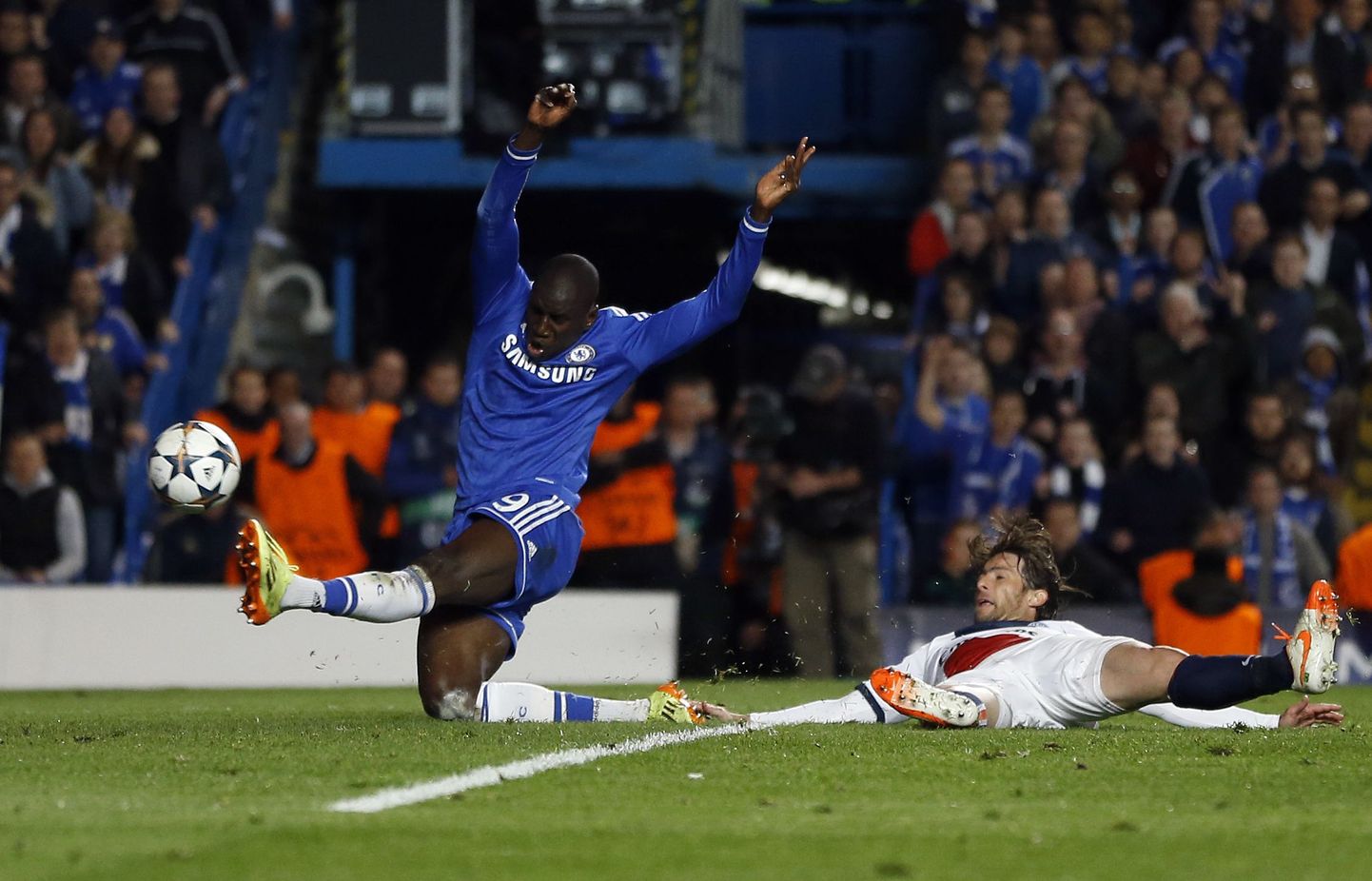 Demba Ba hiline värav (vasakul) viis Londoni Chelsea Meistrite liiga poolfinaali.