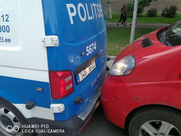 В Пайде полицейские насильно остановили фургон.  