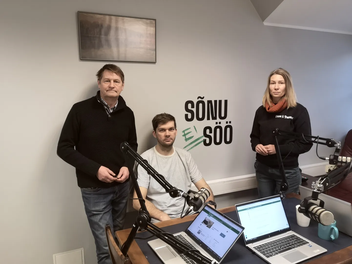 Ajakirjanik Sirle Matt, tegevtoimetaja Lauri Habakuk (keskel) ja arvamustoimetaja Raido Keskküla võtsid lõppeva aasta kokku Pärnu Postimehe stuudios taskuhäälingus “Sõnu ei söö”