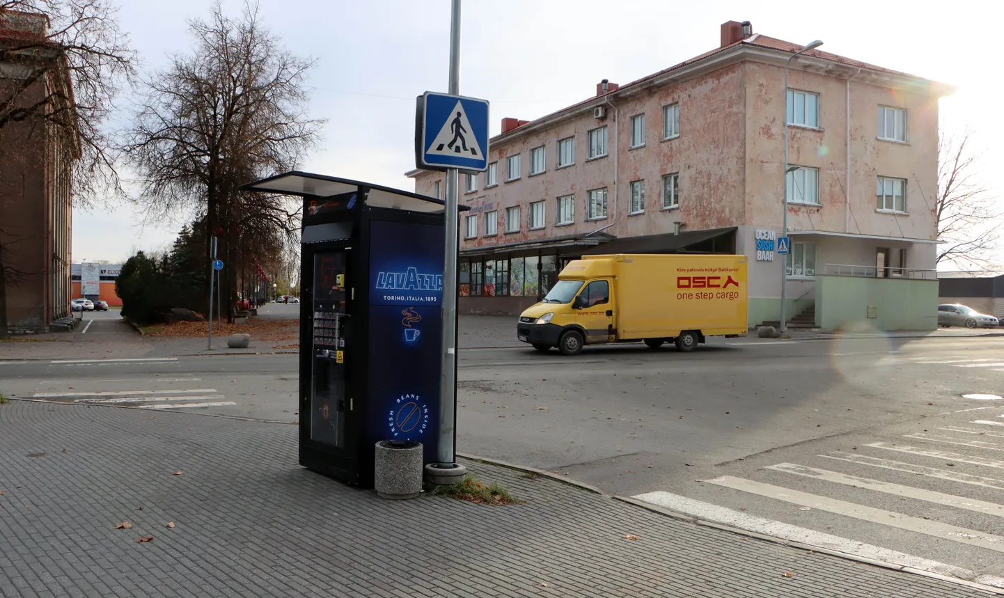 Jõhvi kesklinna paigaldati kohviautomaat, mis varjab ülekäiguradade ääres jalakäijaid.
