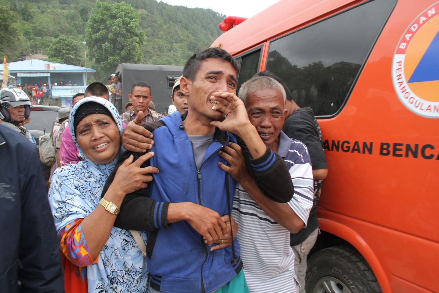 Lähedased ootamas teateid Indoneesias Toba järvel juhtunud laevaõnnetuses kadunuks jäänute kohta.