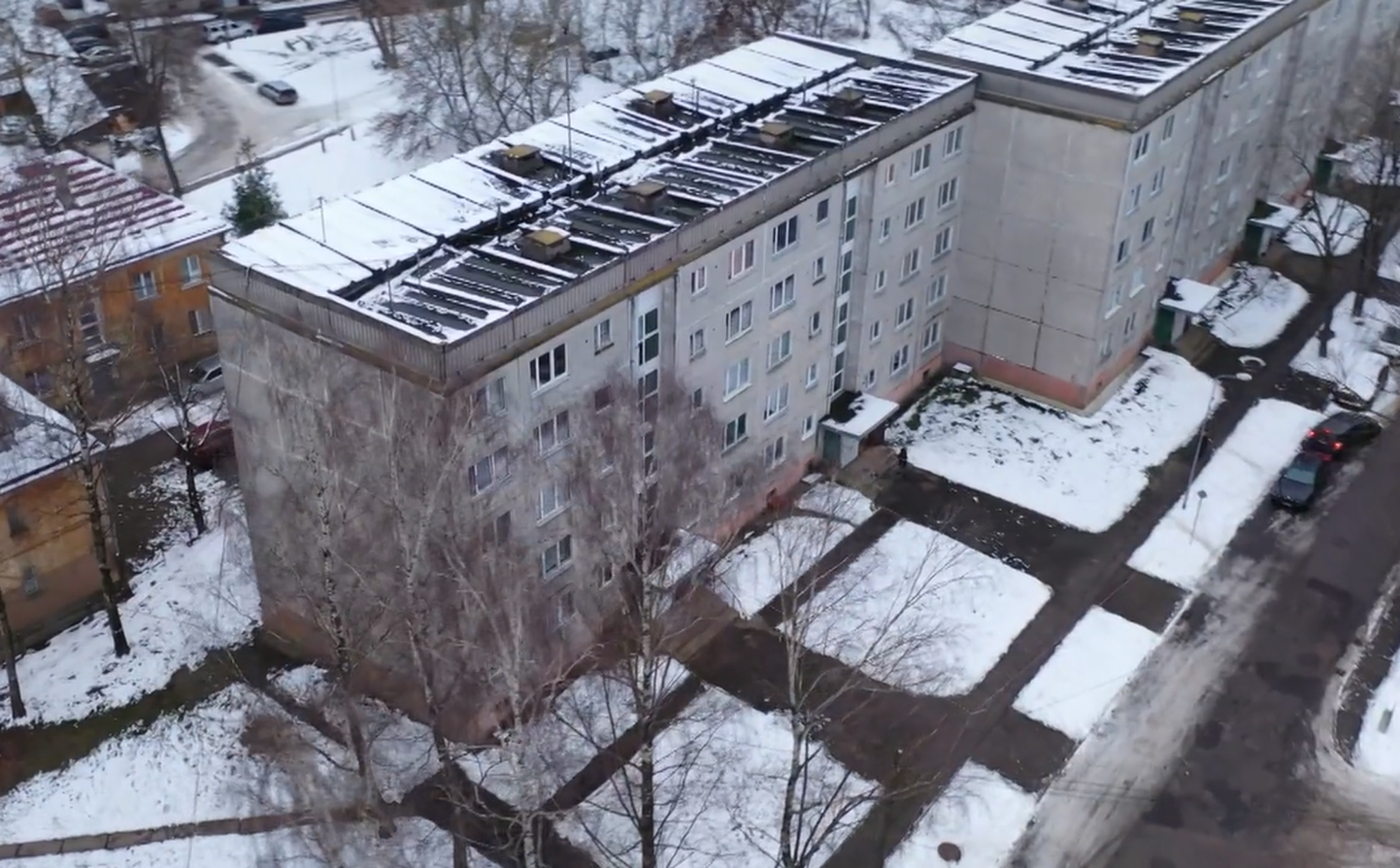 Жилой дом "литовского проекта" на улице Стурманю, 3 в Болдерае, от которого в ноябре 2022 года оторвалась панель крыши