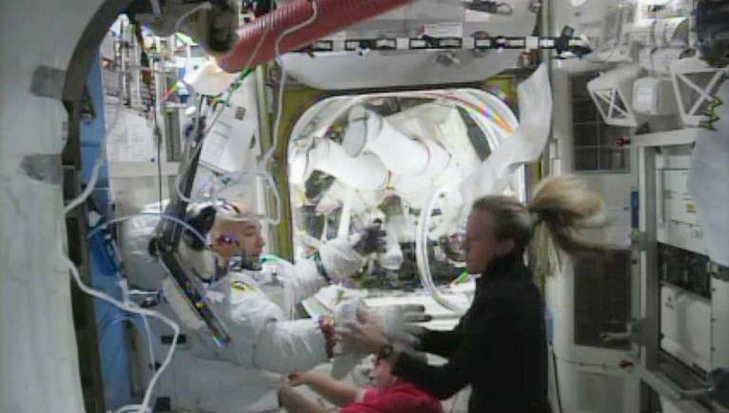 USA astronaut Karen Nyberg aitas täna pärast seda oma itaallasest meeskonnaliiget Luca Parmitano, kui mehel vett kiivrisse hakkas valguma.