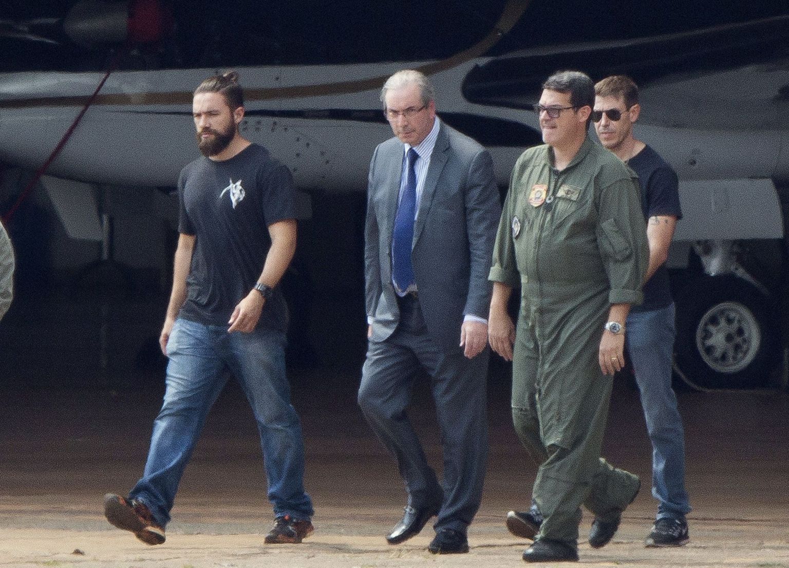 Föderaalpolitseinikud saadavad vahistatud Eduardo Cunhat lennukile.