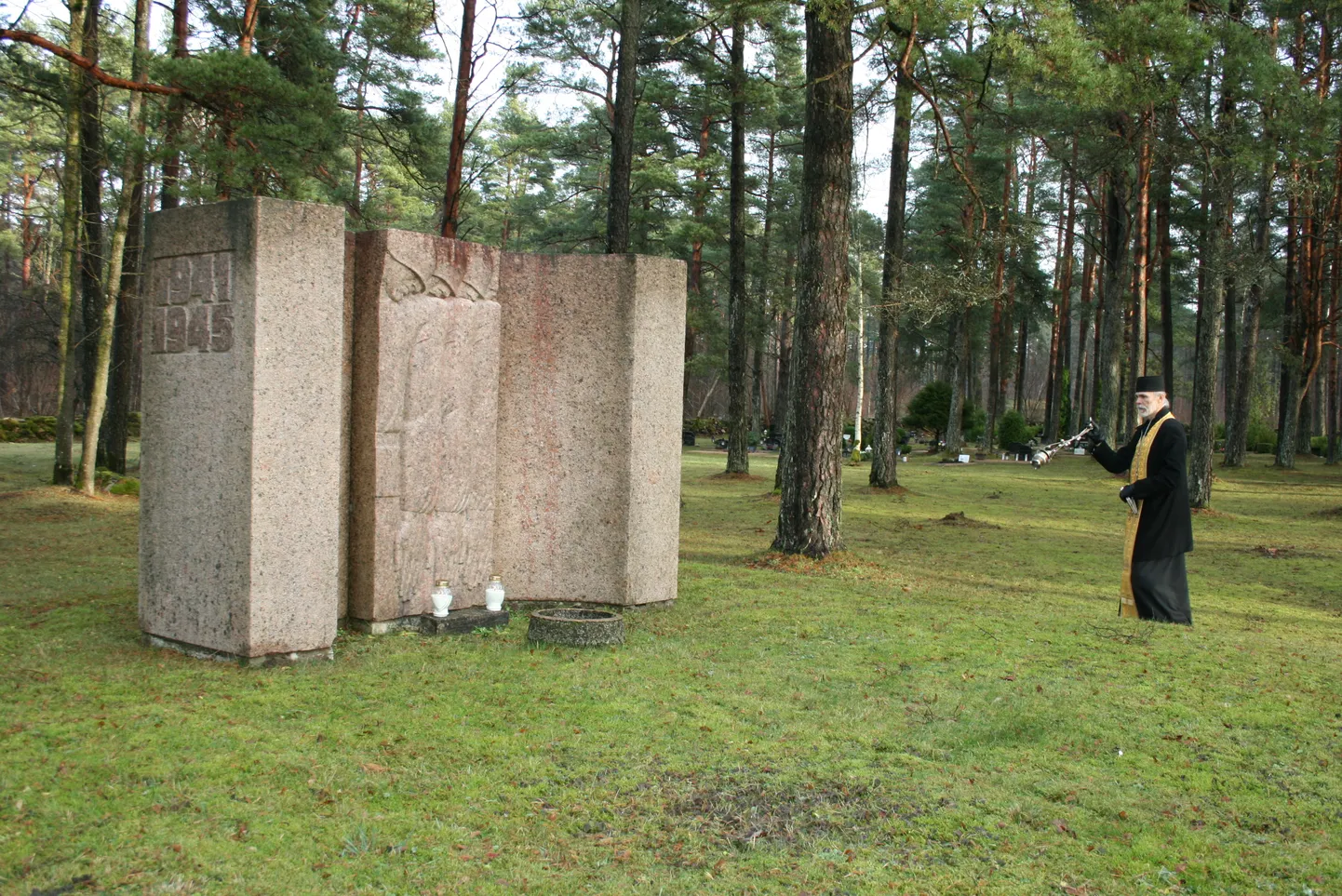 MÄLESTUSHETK PÄRSAMAL: Eduard Ojaste 125. sünniaastapäeval peab hingepalve õigeusu preester isa Toivo Treima.