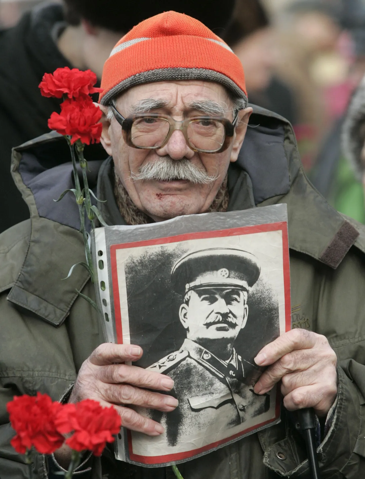 Участник акции держит портрет Сталина.